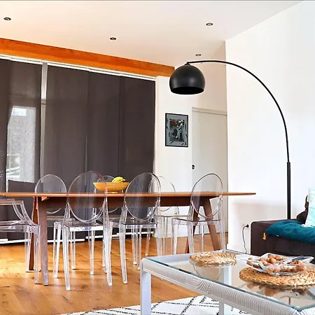 100m From Spacious 100m2 With Parking And Air Conditioning Apartment