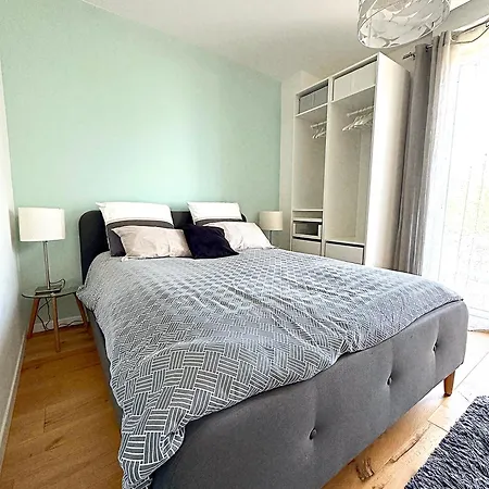 Apartment 100m From Spacious 100m2 With Parking And Air Conditioning *