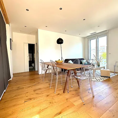 Apartment 100m From Spacious 100m2 With Parking And Air Conditioning *
