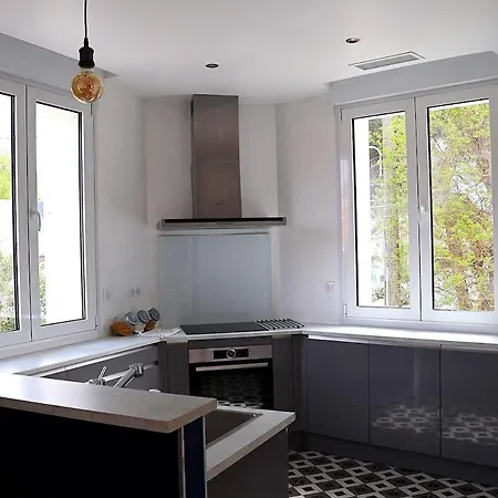 Apartment 100m From Spacious 100m2 With Parking And Air Conditioning