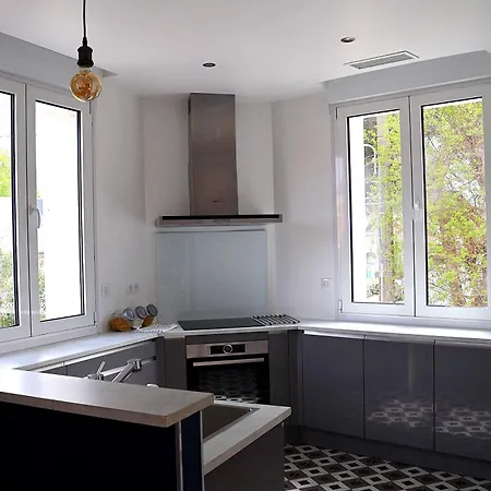 100m From Spacious 100m2 With Parking And Air Conditioning Apartment